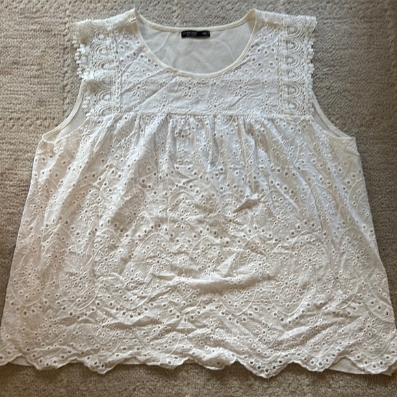 SHEIN Tops - SHEIN White Sleeveless Embellished Blouse